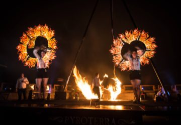 fireshow_lightshow_Pyroterra_fire_and_light_performance_světelné_ohnivé show