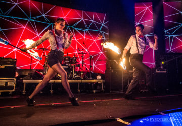 Fireshow_ohnivá_show_Pyroterra_swing_fire_vesela