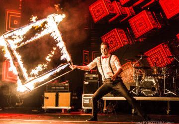 Fireshow_ohnivá_show_Pyroterra_swing_fire