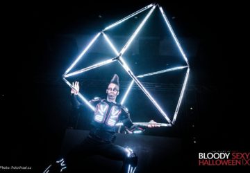 fireshow_lightshow_Pyroterra_fire_and_light_performance