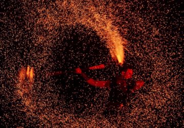 fireshow_lightshow_Pyroterra_fire_and_light_performance_světelné_ohnivé show