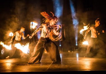 fireshow_lightshow_Pyroterra_fire_and_light_performance_světelné_ohnivé show