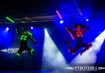 fireshow_lightshow_Pyroterra_fire_and_light_performance_světelné_ohnivé show
