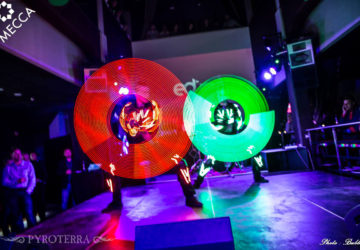 fireshow_lightshow_Pyroterra_fire_and_light_performance_světelné_ohnivé show