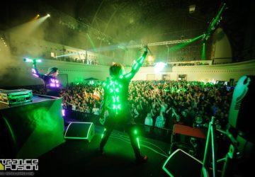 fireshow_lightshow_Pyroterra_fire_and_light_performance